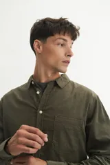 Camisa marrón de pana fina, corte regular fit, con cuello solapa clásico, bolsillo en el pecho y botones personalizados.