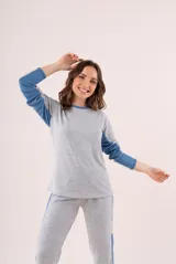 Conjunto de pijama color beige, compuesto por un buzo de manga larga con cuello redondo y un pantalón largo con cintura elástica.