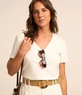 Remera básica celeste de media malla, con escote en V y mangas cortas.