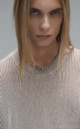 Sweater de punto con diseño de rayas verticales en tonos beige y marrón, cuello redondo y corte oversize.