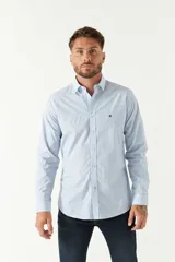 Camisa de manga larga para hombre, color azul claro con microestampado de cuadros. Presenta un corte slim y cuello abotonado.