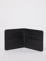 Billetera plegable Rusty de color verde militar, con acabado mate y detalle de placa metálica negra con el logo de la marca en la esquina inferior derecha.