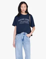 Remera oversize de algodón azul marino con efecto lavado, cuello redondo, mangas cortas y estampa frontal con texto en tono claro.