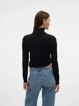 Sweater de punto fino con cuello alto y mangas largas. Presenta un diseño ajustado al cuerpo con puños acanalados, confeccionado en un tejido suave y elástico.