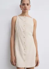 Vestido corto de diseño recto y fluido, color beige, con escote cuadrado, tirantes finos y cierre frontal de botones a tono.