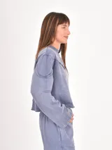 Buzo corto de cuello redondo con efecto lavado, mangas largas con puños elásticos y costuras decorativas horizontales en el pecho.