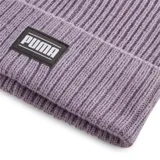 Gorro de lana Puma color lila con logo de la marca en etiqueta rectangular negra en el frente.