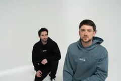 Canguro negro de algodón con capucha y bolsillo delantero tipo canguro. Estampado frontal con la palabra "SOSI" en letras blancas.