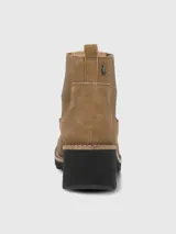 Bota tipo Chelsea de Hush Puppies, confeccionada en material sintético efecto gamuza color marrón. Presenta elásticos laterales al tono para facilitar el calce, suela robusta de goma negra con plataforma y taco ancho.