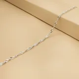 Pulsera de cadena estilo Singapur, elaborada en plata 925 con eslabones entrelazados que crean un efecto de torsión brillante.