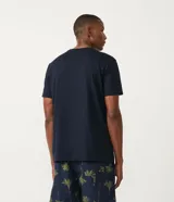 Remera de manga corta y cuello redondo, confeccionada en algodón peruano de alta calidad. Presenta un diseño liso y corte cómodo, ideal para uso diario.