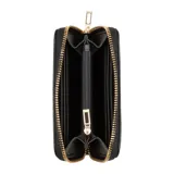 Billetera Guess modelo Katy, color negro con textura saffiano y letras doradas de la marca en el frente. Cuenta con cierre perimetral dorado y tirador metálico.