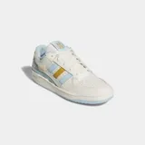 Championes Adidas Forum Low CL de estilo urbano, con diseño inspirado en los colores de la selección argentina. Presentan una base de cuero en tono crema con detalles en celeste y dorado en las icónicas tres tiras y el logo lateral.