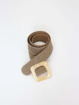 Cinto de tela trenzada color marrón con hebilla cuadrada de resina color crema.