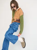 Mocasines Mutma Gales de cuero color tostado, con plataforma gruesa dentada, detalles de tachas metálicas, argollas y tira lateral con hebilla.