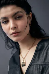 Collar dorado con cadena de eslabones y dije rectangular con abertura.