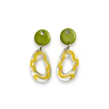 Aros colgantes con base circular rosa, detalle de strass y dije transparente con diseño abstracto celeste.