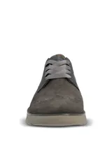 Zapato estilo oxford con cordones de cinta, confeccionado en una combinación de gamuza y cuero con detalles perforados tipo brogue. Presenta una suela de plataforma plana en color gris claro.