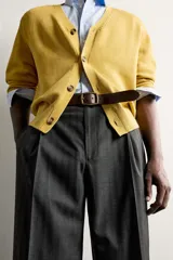 Pantalón de vestir gris con diseño de rayas sutiles, de corte relaxed fit, con pinzas delanteras y trabillas para cinturón.