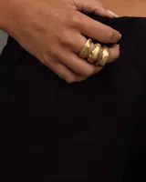 Anillo plateado de bronce, alpaca y plata 925, con forma irregular y textura rústica.