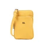 Bandolera pequeña de diseño rectangular con textura granulada, color amarillo, con compartimento frontal con cierre y correa ajustable. Incluye logo metálico de la marca en el frente.