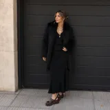 Tapado oversized de piel sintética premium, con diseño de corte recto, solapas amplias y bolsillos funcionales. Cuenta con interior forrado para mayor abrigo.