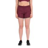 Short deportivo color borgoña con cintura elástica y ribete verde en el ruedo.