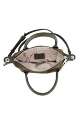 Cartera tipo bolso de mano color marrón, confeccionada en material con textura de gamuza. Presenta doble asa superior, correa larga ajustable y extraíble, y un detalle decorativo de labios en el frente junto al logo de la marca.