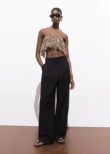 Top tipo palabra de honor crop, con diseño de volante y estampado de leopardo.
