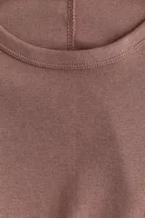 Remera entallada de manga larga con cuello redondo, confeccionada en tejido de punto.