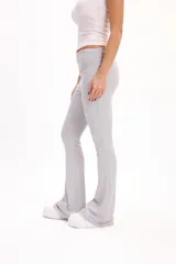 Pantalón calza gris melange de corte flare, tiro alto con cintura rebatible ancha y ajuste entallado en las piernas que se ensancha hacia los tobillos.