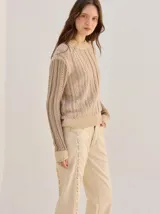 Sweater gris oscuro de punto con diseño texturizado de rayas verticales, cuello redondo y mangas largas con puños acanalados.