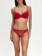 Vedetina de encaje negro con refuerzo de algodón.