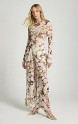 Pantalón de tul Le Lis Blanc modelo Marfim, de pierna ancha y corte fluido, con estampado abstracto en tonos beige y marrón. Cuenta con cinturilla drapeada en la parte delantera y forro interior corto.