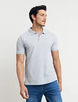 Remera tipo polo de color azul, con cuello clásico, cierre de botones y mangas cortas con terminación acanalada.