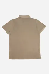 Remera polo azul con logo estampado en el pecho, corte regular y cuello clásico.