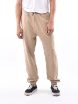 Pantalón deportivo negro, tipo jogging, con cordón ajustable en la cintura y puños elásticos en los tobillos.