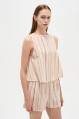 Musculosa de algodón sin mangas, de corte holgado, con diseño a rayas en tonos beige, rosado y gris.