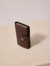 Tarjetero pop up color marrón de cuero sintético.
