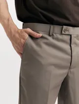 Ambo de corte clásico compuesto por saco de dos botones y pantalón de vestir a juego. El saco cuenta con solapas de muesca, bolsillos laterales con solapa y un bolsillo en el pecho. El pantalón presenta un corte recto y limpio.
