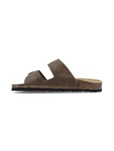 Sandalias Hush Puppies de cuero color marrón con doble tira y hebillas ajustables.