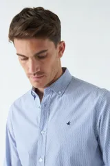 Camisa celeste de algodón con corte slim fit y logo bordado en el pecho.