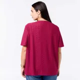 Camiseta de manga corta color rojo bordó con escote en V y diseño de tejido calado con perforaciones geométricas.
