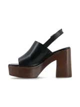 Sandalia de cuero napa color negro con plataforma y taco ancho símil madera. Cuenta con tira ancha en el empeine y tira ajustable con hebilla en el talón.