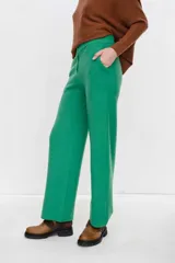 Pantalón verde de corte ancho, confeccionado en viscosa.