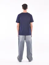 Remera color beige con estampado circular con texto en marrón.