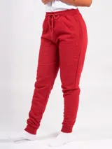 Pantalón tipo babucha de corte ajustado, color gris oscuro, con cintura elástica y cordón de ajuste. Presenta puños elásticos en los tobillos y bolsillos laterales.