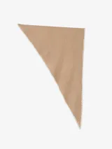 Pañuelo de formato triangular en color marrón, confeccionado en tejido suave con terminaciones bordeadas en hilo blanco con diseño de ondas.