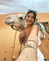 Pulsera tipo esclava abierta con diseño rústico y acabado irregular, fabricada en bronce y alpaca.