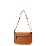 Cartera bandolera Las Oreiro color marrón, con diseño acolchado y costuras geométricas. Presenta una solapa frontal con un aplique metálico en forma de labios y correa larga ajustable.